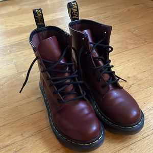 LIKE NEW, MAROON DR. MARTENS!💛